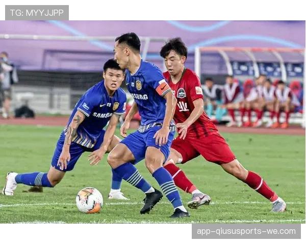 加维如何通过跑动覆盖与出球效率在强强对话中主导中场？