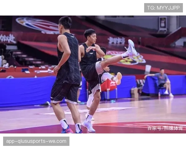 小区门口碰到易建联，拖鞋拎早餐袋，胳膊上的金链子亮得像广告牌