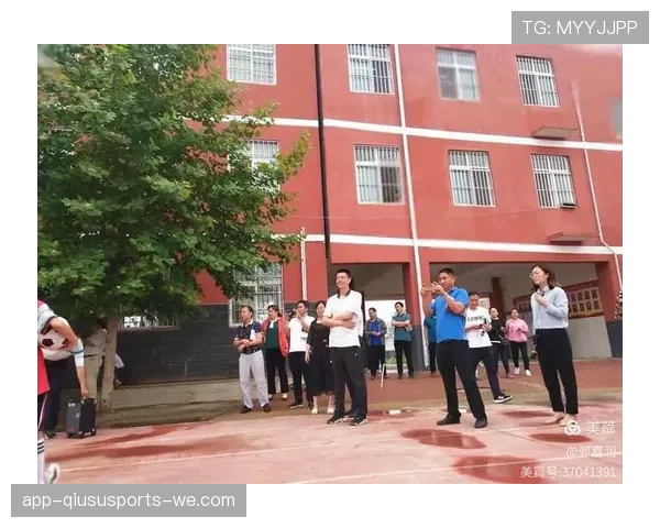 边裁职责解析：越位判罚与旗语判定要点